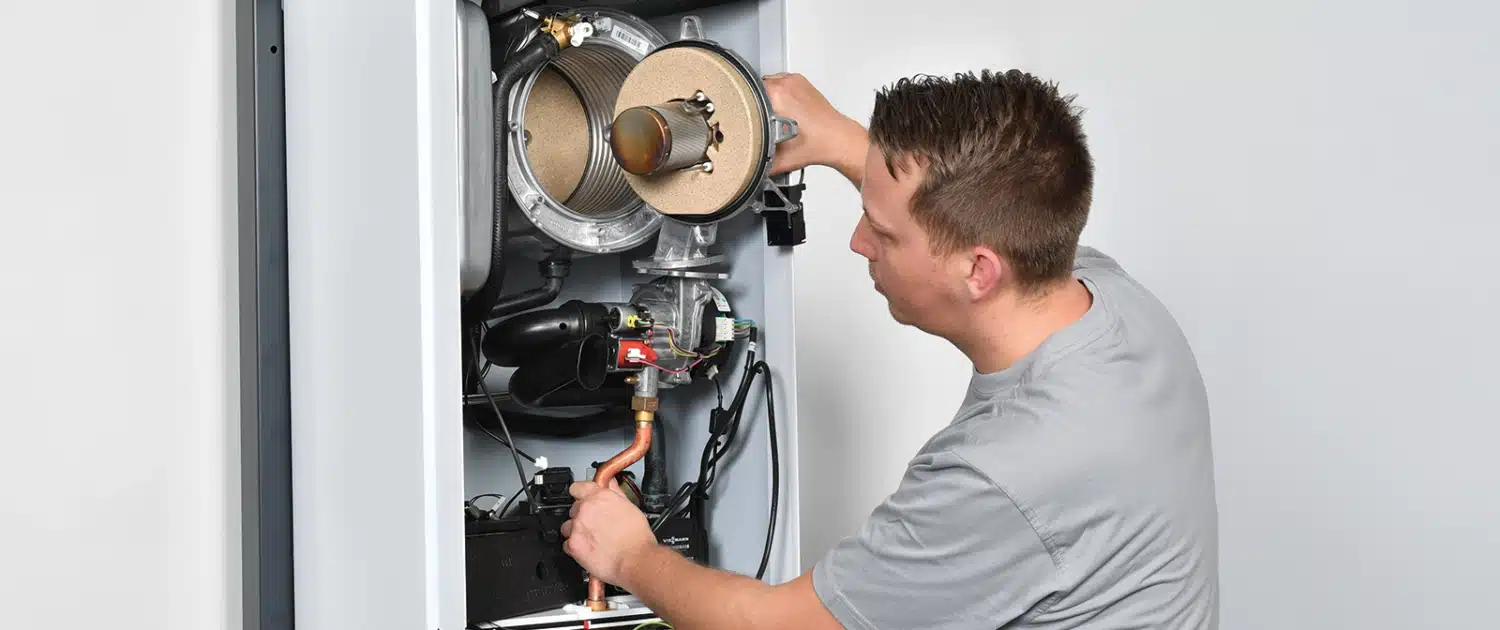 Viessmann Wartung Servicetechniker bei der Wartung einer Viessmann Heizungsanlage