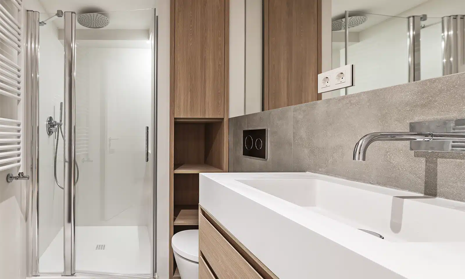 Modernes Badezimmer mit Holzwaschtisch und bodengleicher Dusche