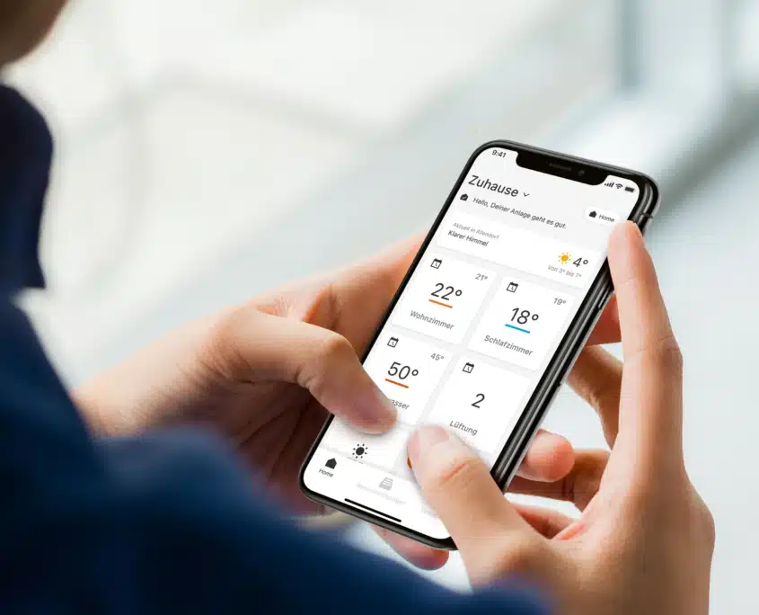 Hand hält Smartphone mit geöffneter Viessmann ViCare-App