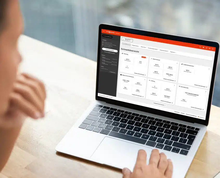 Person am Laptop mit geöffnetem Viessmann ViGuide zur Fernüberwachung