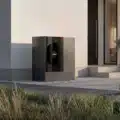 Wärmepumpe Viessmann Vitocal 200-A mit Designverkleidung vor einem modernen Einfamilienhaus