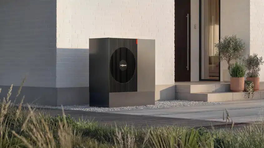 Wärmepumpe Viessmann Vitocal 200-A mit Designverkleidung vor einem modernen Einfamilienhaus