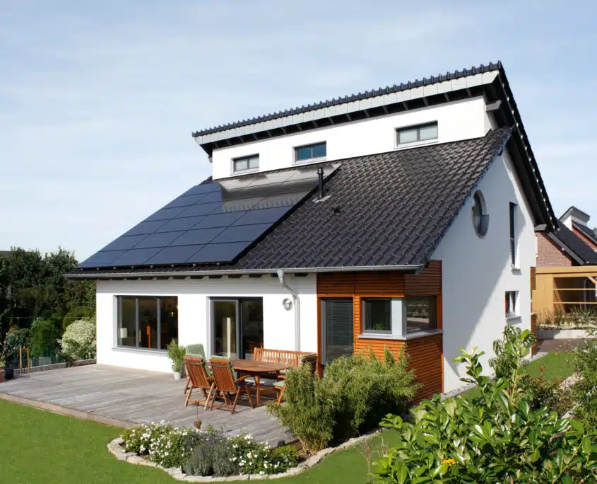 Einfamilienhaus mit Photovoltaikanlage Viessmann Vitovolt 300 auf dem Dach