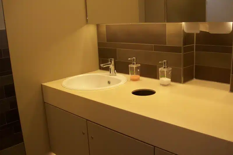 Badmöbel mit Waschtisch in warmem Licht