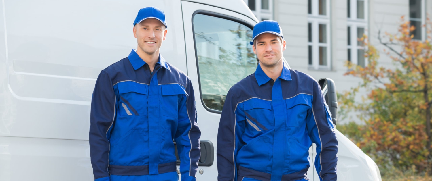 Techniker vor dem Servicefahrzeug Zwei Techniker stehen vor einem Servicefahrzeug
